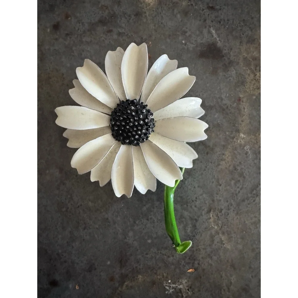 Vintage Brooch 1960's‎ Flower Power White Enamel Daisy Black Center